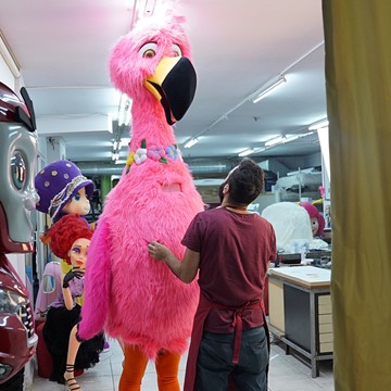 Flamingo-kostuem-produktion-Maskottchen-Bau